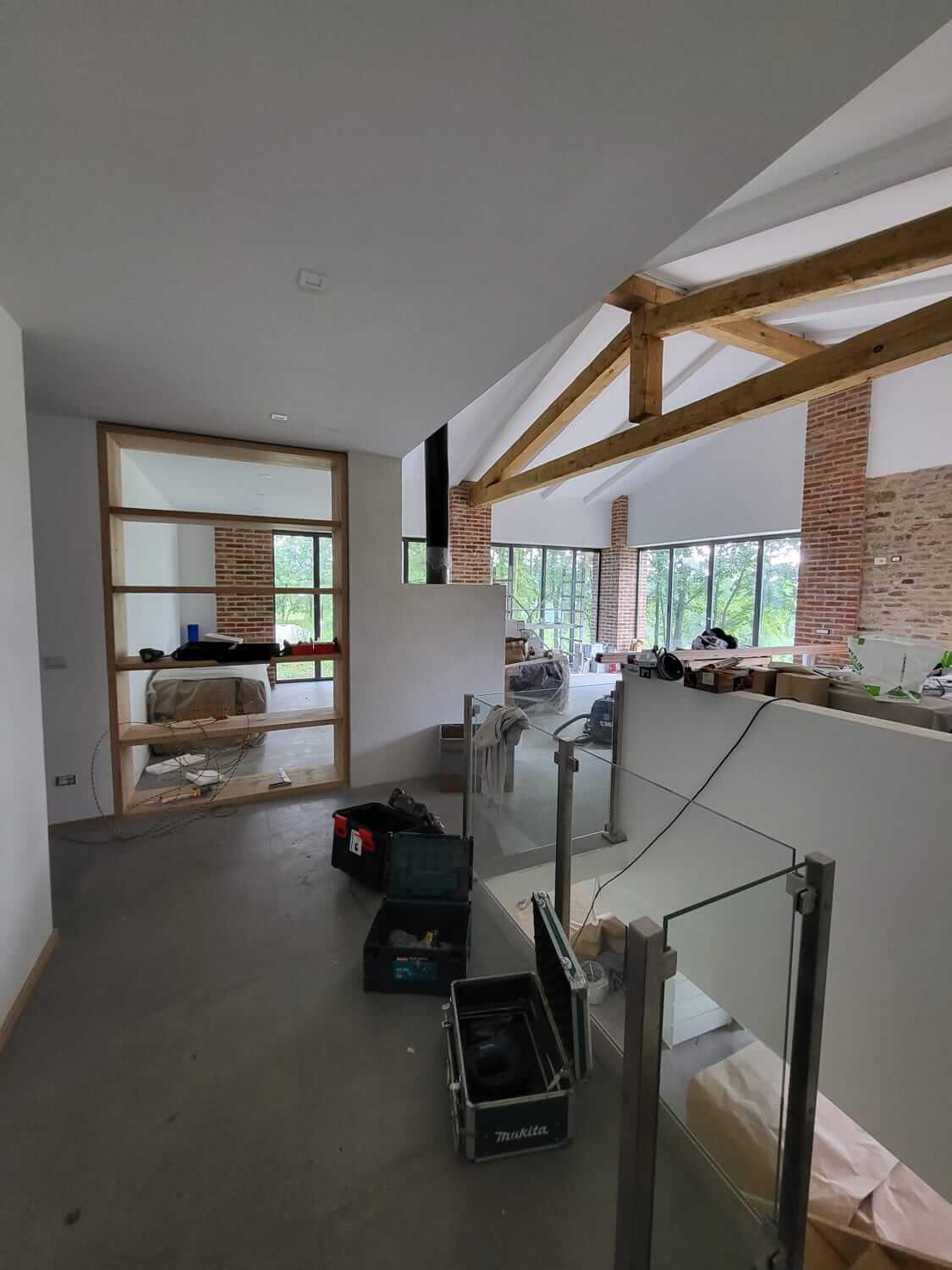 Realizzazione di una nuova abitazione nelle Langhe con piscina privata e materiali tradizionali