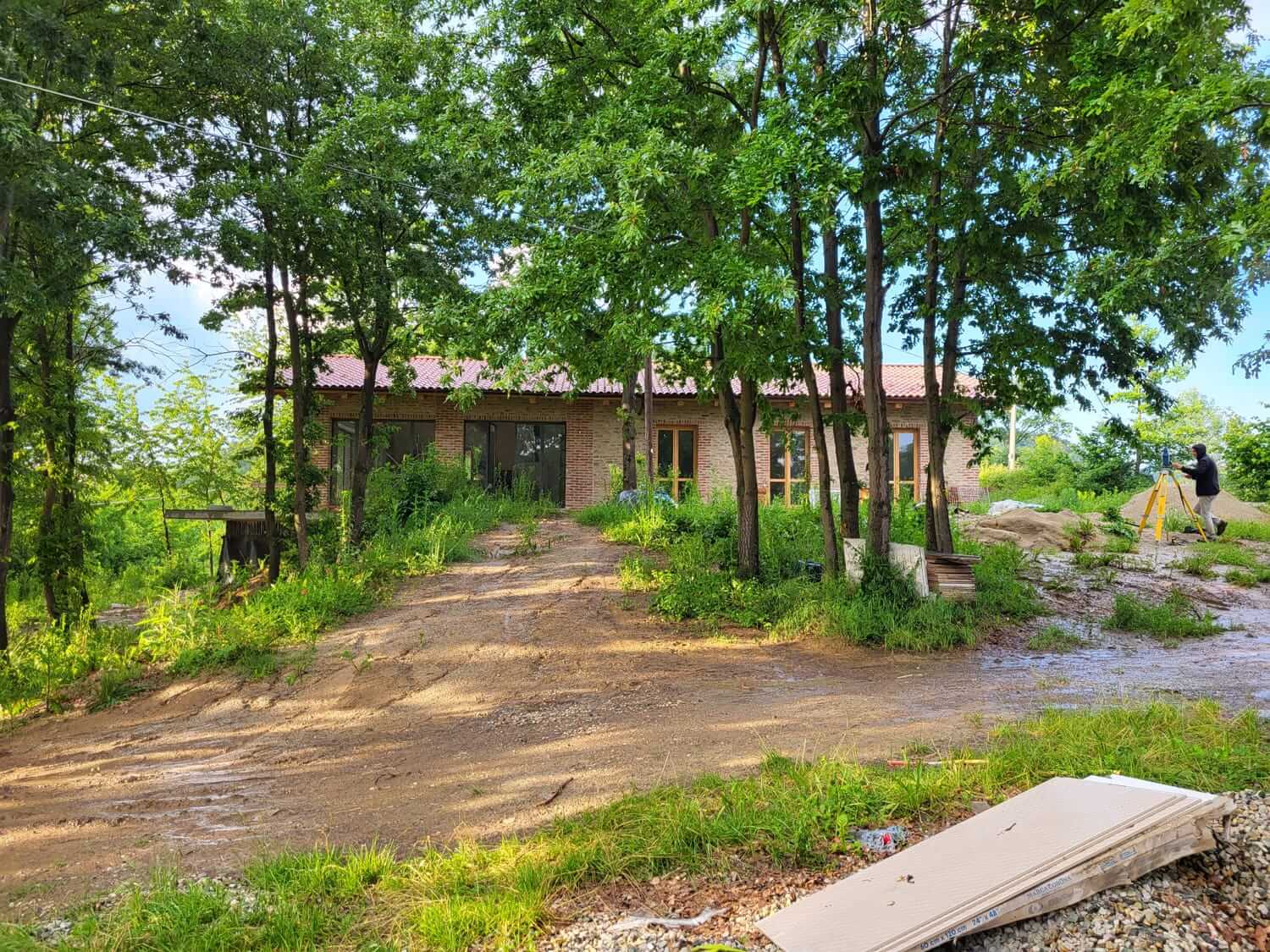 Piscina privata progettata per integrarsi nel paesaggio naturale delle Langhe
