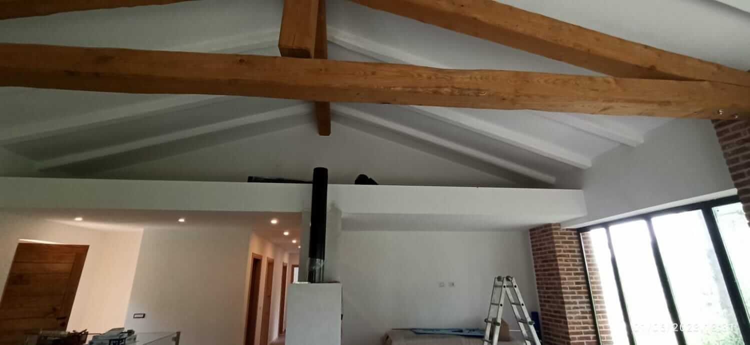 Nuova costruzione nelle Langhe con soluzioni architettoniche moderne e materiali locali.